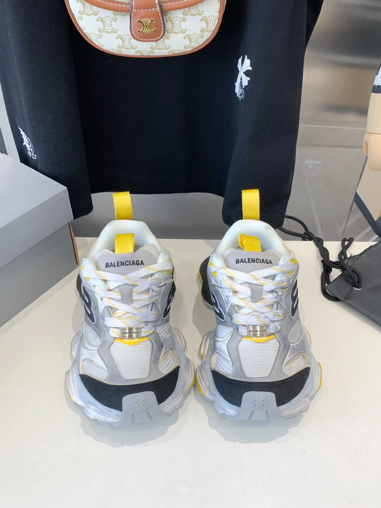 👟👟Ex-factory price 820👟👟 Paris 5XL correct version Balenciaga CARGO 23ss catwalk style 🔺 ℹ️The distressing process is done by hand. The degree of distress, scratch size and range of each shoe has a certain difference, which is normal. The upper is filled with high-density imported sponge, and the tongue is embroidered with Balenciaga words, as well as small engraving details. This plaque is developed by a separate mold, and there is 3M reflective material on the side. The three-dimensional logo and size mark on the heel, accessories dust bag and included shoelaces are upgraded and thickened shoe boxes. They are all made of original files and original lasts. CNC developed 1:1 proportion weight. Original EVA environmentally friendly deodorizing ring type insole. Newly developed 7-layer private mold. Combined anti-slip outsole. Information ℹ️ A large version design that has become more popular in recent years. This cargo is fatter than 3xl. It has a very good wrapping feel and is also very retro and fashionable. The sole is definitely very wear-resistant. Size: 35 -46